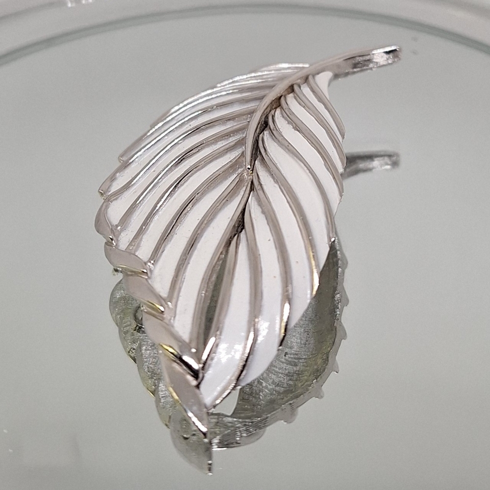 CROWN TRIFARI VINTAGE WHITE ENAMEL AND GOLDTONE LEAF BROOCH - Picture 5 of 7